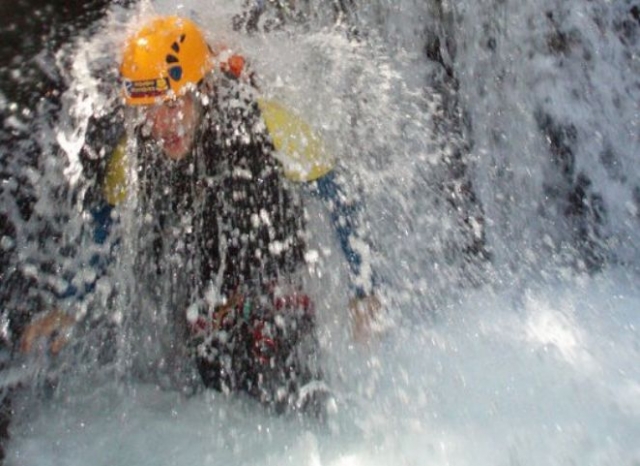 Empapado por el chorro de agua